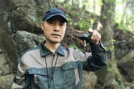 Nông dân nhặt được viên đá đen, cả làng lập tức bị phong tỏa