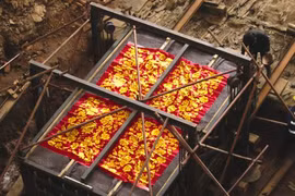 Phá núi khiến mộ cổ nổ tung, vàng bắn tung toé khắp nơi