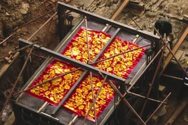 Phá núi khiến mộ cổ nổ tung, vàng bắn tung toé khắp nơi