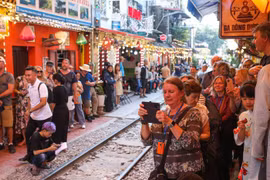 Lại nườm nượp khách Tây ở phố đường tàu Hà Nội