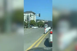 Phát hiện xe tải bốc cháy ngùn ngụt, tài xế nhanh trí làm việc này