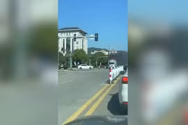 Phát hiện xe tải bốc cháy ngùn ngụt, tài xế nhanh trí làm việc này