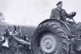 Cày ruộng nhặt được vật lạ, ai ngờ là kho báu khủng toàn vàng