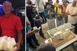 Đi đánh cá đụng trúng tảng đá lạ, ai ngờ báu vật nghìn tỷ