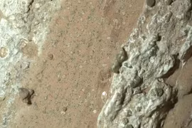 Vấp vào tảng đá lạ trên Sao Hỏa, phát hiện sự sống ngoài Trái Đất