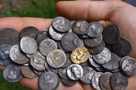 Bất ngờ tìm thấy 'kho báu' khổng lồ gồm hàng trăm đồng tiền cổ