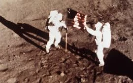 Ly kỳ số phận lá cờ Mỹ cắm trên Mặt Trăng