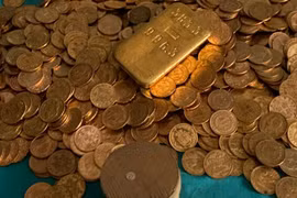 Dọn nhà bỏ hoang, kinh ngạc phát hiện kho báu khủng lấp lánh vàng