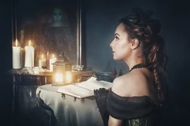 Những bí ẩn ma quái xung quanh chiếc gương soi