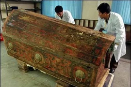 Bật nắp quan tài cổ, choáng váng thi thể mặc 354 lớp y phục