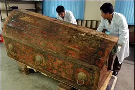 Bật nắp quan tài cổ, choáng váng thi thể mặc 354 lớp y phục