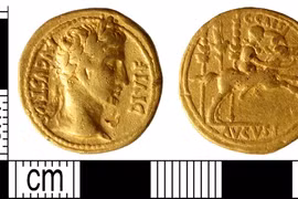 Dò kim loại trên cánh đồng, bất ngờ đụng trúng 'kho báu' khủng