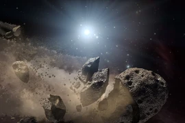  Bé gái bất ngờ nhặt được 'báu vật' từ trên trời rơi xuống