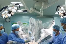 Dùng robot phẫu thuật cứu cụ bà U90 bị ung thư đại tràng