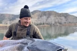 Đi câu cá, vô tình đụng 'quái ngư' khủng nặng 100kg