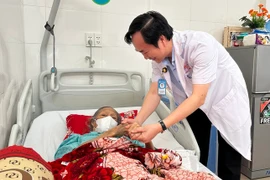 Phẫu thuật điều trị ung thư đại tràng cho cụ bà 89 tuổi bằng robot