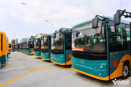 Cận cảnh 100 xe buýt điện cập bến TPHCM, 'gom' khách cho metro số 1