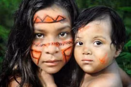 Lạ lùng bộ tộc phụ nữ ngồi xổm trên lá khô để... sinh con