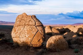 Quả cầu đá bí ẩn ở Tân Cương gây kinh ngạc giới khoa học