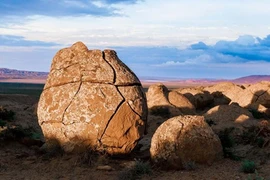 Quả cầu đá bí ẩn ở Tân Cương gây kinh ngạc giới khoa học