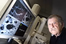 Giải mã bí ẩn về loại đất lạ trên Mặt trăng