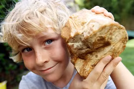 Đi dạo bờ biển, cậu bé 8 tuổi tình cờ nhặt được 'kho báu' khủng