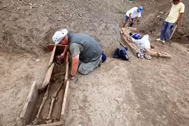 Rợn người miếng vàng khắc câu thần chú gọi quỷ tại Serbia