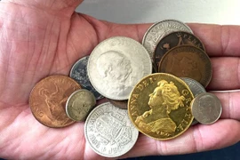 Chồng qua đời, góa phụ 'đứng tim' thấy thứ này trong tủ đồ