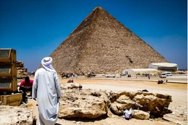 Khám phá kim tự tháp Ai Cập, du khách phán câu nghe giật mình 