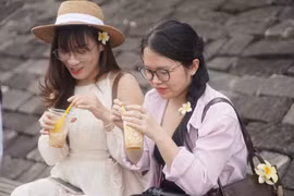 Đến Huế ngắm hoàng hôn, thưởng thức ly đậu hũ bên dòng sông Hương