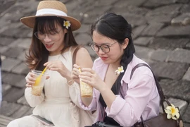 Đến Huế ngắm hoàng hôn, thưởng thức ly đậu hũ bên dòng sông Hương