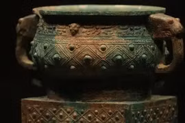 Đột nhập hang ổ rắn, lão nông giật mình phát hiện 'kho báu' khổng lồ 