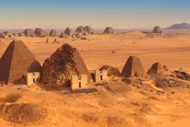 Khám phá mộ chìm trong kim tự tháp, giật mình kho báu vàng vô giá