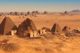 Khám phá mộ chìm trong kim tự tháp, giật mình kho báu vàng vô giá