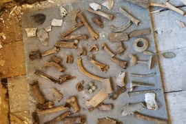 Đào nền nhà 200 tuổi, thót tim phát hiện vật trừ tà huyền bí 