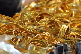 Giá vàng hôm nay: Giá vàng lao dốc mạnh do đồng USD tăng 