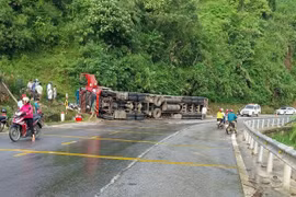 Hoà Bình: Xe đầu kéo lật nghiêng trên quốc lộ, tài xế tử vong