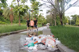 Rác ngập ngụa ở Công viên gần nghìn tỷ giữa Thủ đô 