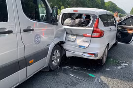 Tai nạn liên hoàn giữa 5 ô tô trên cao tốc Pháp Vân - Cầu Giẽ