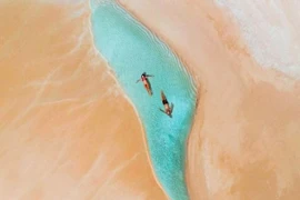 Vùng biển “kỳ cục”, chỉ 1 người tắm một lần mà khách vẫn xếp hàng 