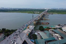 Khẩn trương tháo dỡ hai nhịp cầu Vĩnh Tuy