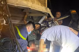 Nghệ An: Ô tô khách va chạm xe bồn, tài xế tử vong, 19 người bị thương