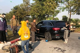Va chạm với xe Mercedes, người phụ nữ tử vong ở Hà Nội