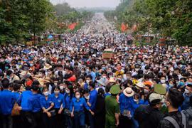 Hàng vạn người đổ về đền Hùng trong ngày Giỗ Tổ