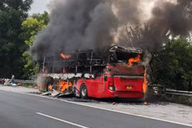 Xe khách giường cháy trơ khung trên cao tốc ở Hà Nam