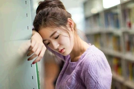 Chăm người yêu thập tử nhất sinh trong viện, tôi bủn rủn nửa đêm một bàn tay thò vào áo 