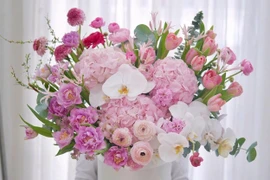 Hoa tươi nhập khẩu tràn chợ 20/10, khách chi 500 triệu chốt đơn mua