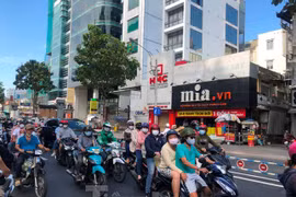 Chợ vắng, khu vui chơi đông nghẹt dịp nghỉ lễ