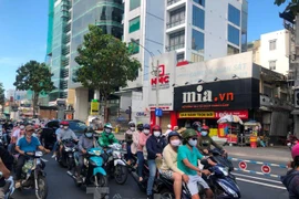 Chợ vắng, khu vui chơi đông nghẹt dịp nghỉ lễ