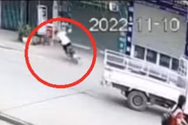 Tông đầu ô tô tải, lái xe máy văng xa chục mét 